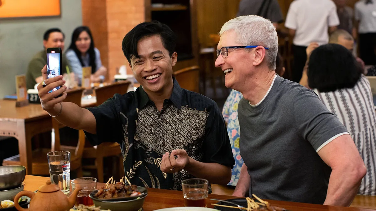 Bos Besar Apple Tiba di Indonesia, Pamer Makan Sate Ayam!