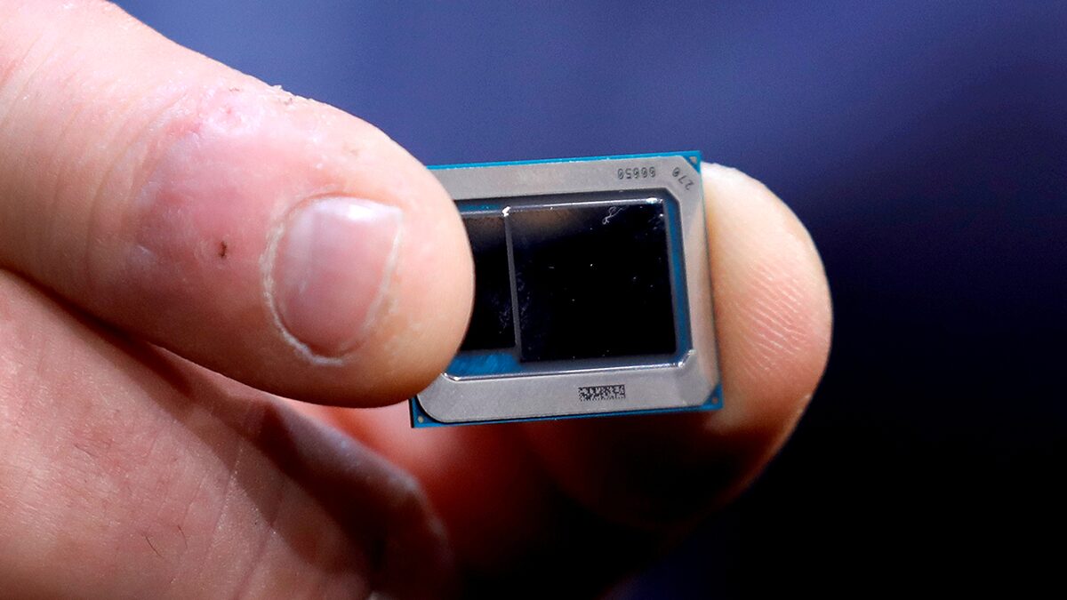 Pabrik Chip Intel Merugi, CEO Optimis akan Membaik Tahun Depan