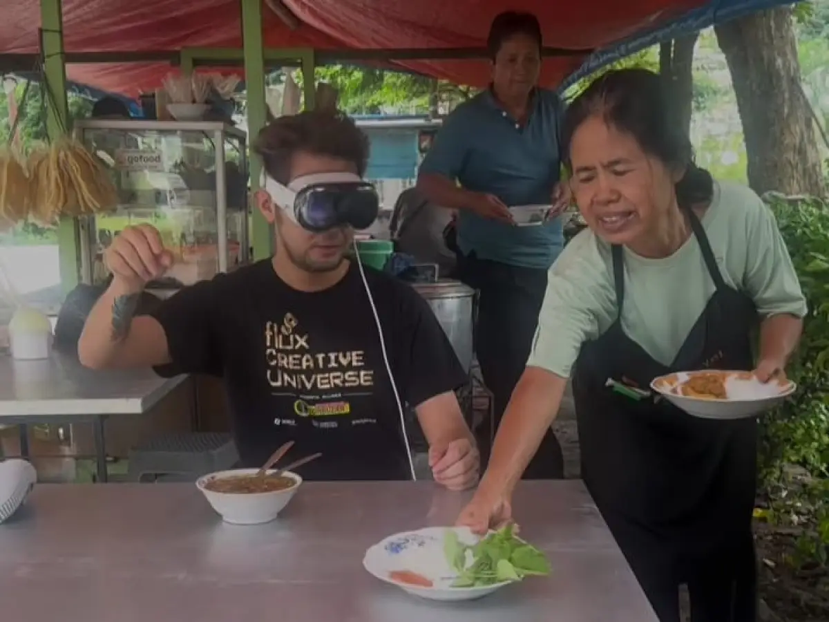 Viral Pria Ini Mengenakan Apple Vision Pro Sembari Makan Soto di Pinggir Jalan